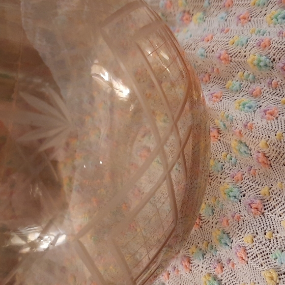 Gorgeous light peach etched glass candy dish 7 inches - Picture 9 of 9